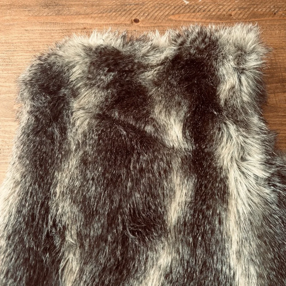 Girls GAP faux fur vest in size L zipper up with pockets